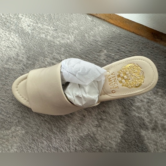 NWT - Vince Camuto wedges - creamy white - Picture 4 of 6